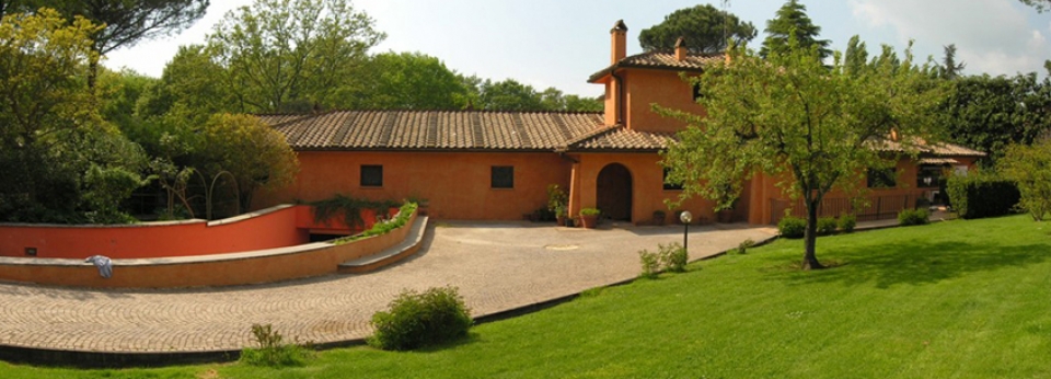 Casale immerso nel verde dell'Olgiata